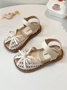 A Pair Of Summer Girls' Sandals. The Upper Is Made Of Leather And White Lace, With A Bow At The Toe And A Hook And Loop Strap Design For Easy Putting On And Taking Off. The Brown Sole Is Decorated With Patterns. The Overall Style Is Sweet And Cute, Suitable For Daily Wear By Children Aged 3 To 12. - Beige - View 2