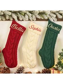 جورب عيد الميلاد - حرف العائلة مصنوع بالتريكو لديكور العطلات، أبيض مع تفاصيل باللون الأحمر والأخضر، متين للاستخدام الداخلي/الخارجي، هدية عيد الميلاد الفريدة، حامل جورب، جورب ديكور عيد الميلاد، ديكور منزلي للعطلات، تصميم محبوك منسوج
