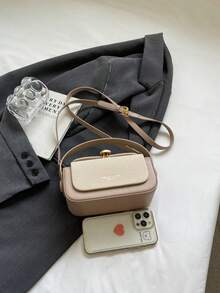 这款时尚经典的多功能手提包/单肩包，采用拼接装饰设计，饰以字母和金属配件，是一款高端多功能小盒子造型手提包，简约优雅，适合旅行、购物、通勤和各种户外场合。 - 米色 - 查看 4