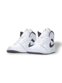 Giày thể thao Air Jordan 1 Mid dành cho nam có thiết kế cổ cao bằng da, đế trong êm ái, hỗ trợ tốt, các chi tiết phối màu cổ điển và đế ngoài bằng cao su chống trượt. Lý tưởng cho hoạt động thể thao mùa hè, thường ngày, phong cách đường phố, đi bộ, tập gym và đi làm với hai màu trắng và đen vượt thời gian. - Đen và trắng - Xem 2