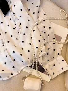 Blusa elegante francesa con lunares y lazo, camisa de gasa con cuello polo, botones de strass y estampado de lunares en todo el diseño, efecto estilizante