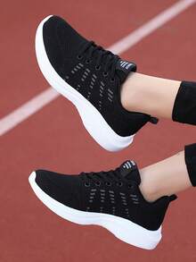 1 Pair Solid Color Sports Shoes, 2025 Spring/Autumn New Women's Black Lace-Up Sneakers, Round Toe Low-Top Thick Sole Non-Slip Running Shoes, Fashionable Breathable Thick Sole Road Running Shoes