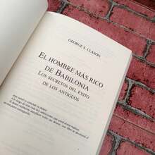 El hombre más rico de Babilonia de George Samuel Clason. Un clásico moderno en materia de ahorro y planificación financiera. Describe las claves para adquirir, mantener y reproducir el dinero, en un lenguaje sencillo, informativo y motivador. - Libro único - Ver 3