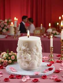 Một chiếc nến chạm khắc tinh xảo lãng mạn, được trang trí bằng họa tiết hoa nổi tuyệt đẹp, tạo nên bầu không khí ngọt ngào cho đám cưới. Màu hồng và trắng đan xen, tượng trưng cho tình yêu, và hình dáng bông hoa ba chiều mang đến cảm giác ấm áp và trang trọng cho đám cưới, giúp tình yêu được truyền tải qua ánh nến. Mang lại sự ấm áp cho không gian cưới và chứng kiến hành trình hạnh phúc mới của đôi vợ chồng mới cưới. - nến chạm khắc - Xem 3