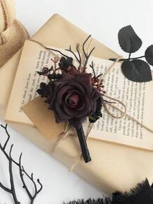 1 peça de boutonnière vintage preto e vermelho para homem, perfeita para casamentos românticos em tons escuros, corsage de flores artificiais pretas para casamento gótico, corsage elegante para casamento em tons escuros, baile de formatura, cerimônia de boas-vindas, aniversário, jantar, acessórios vintage para casamento no outono e Dia dos Namorados.