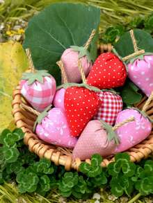 6pcsStrawberry Shaped Filling, Handmade Retro Style Fabric Strawberries, Tray Decoration, Room Decor,Decor,Desk Accessories,Trinkets,Birthday Decorations,Party Decorations,Room Decor, Living Room Decoration, Room Decoration, Bathroom Decoration, Outdoor Decoration, Can Be Used For Ation, Christmas Decoration, Home Decor Christmas Decorations Winter