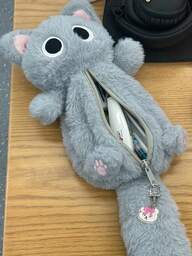 1 pieza Estuche para lápices de gato gris de gran capacidad - Estuche para lápices de poliéster suave y grueso con cremallera, diseño de dibujos animados adorable, ideal para almacenamiento de útiles escolares y de oficina, bolsa de papelería de gatito, accesorio de escritorio | Diseño de gato juguetón | Cremallera duradera, accesorio de gato