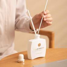 1 Bottle 100ml Premium Black & White Series Aromatherapy Essential Oil, Diffuser Set, Natural Plant Blended Oil, Home Decor Fragrance, Long-Lasting Scent, Rattan Diffuser Ornament, Suitable For Wedding, Birthday, Valentine's Day, Christmas Gifts, Holiday Parties, Applicable For Bedroom, Study, Living Room, Bathroom, Deodorizing Function. Random Old Or New Style Shipped.