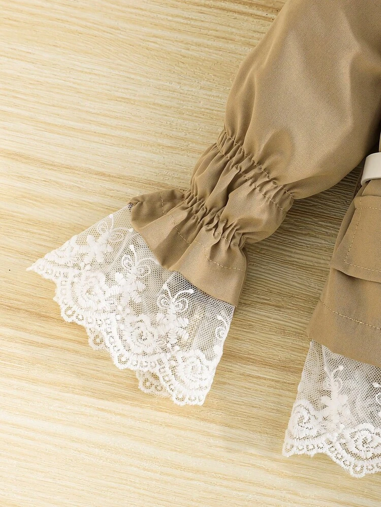 مجموعة رسمية من قطعتين للبنات للربيع/الخريف، تتكون من ملابس علوية كم طويل مزينة بالدانتيل مع حزام مزهر وبنطلون واسع - كاكي - مشاهدة 6