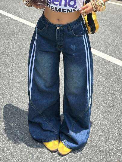 Calça jeans reta com cintura curva e duas listras laterais