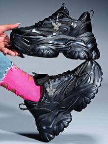 Tênis da Moda Feminina com Decoração de Borboleta de Metal Prata, Plataforma Sólida Grossa de EVA, Salto Alto Preto de 7 cm, Estilo Punk Versátil, Plus Size Confortável e Quente para Outono/Inverno para Adolescentes, Estudantes Universitários, Tênis Leves para Corrida Antiderrapantes para Todas as Estações, Sandálias Casuais Respiráveis e de Secagem Rápida para o Verão para Uso Diário, Data, Academia, Escritório