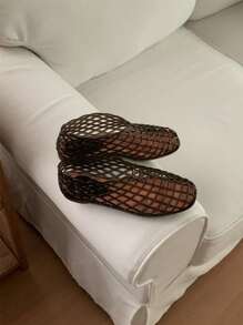 XIXITIAO 1 para sandałów z ażurową siateczką, wygodne płaskie buty z zamkniętymi palcami, oddychające, siateczkowe, wsuwane sandały na lato, idealne na wyprawy i wakacje - Czarne - Zobacz 3