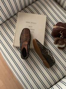 XIXITIAO 1 para sandałów z ażurową siateczką, wygodne płaskie buty z zamkniętymi palcami, oddychające, siateczkowe, wsuwane sandały na lato, idealne na wyprawy i wakacje - Czarne - Zobacz 4