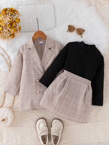 Komplet dla młodej dziewczyny, 3 elementy: dwurzędowa marynarka w kratę w kolorze róży, jednokolorowy top i mini spódniczka w kratę, swobodny, szykowny strój do szkoły, na zewnątrz, do pracy i na wakacje