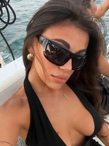 一副超大时尚眼镜，融合未来科技、复古个性与百搭风格，男女皆宜。适合日常佩戴、街头摄影、度假旅行、海滩造型等多种场合。 - 黑色 - 查看 4