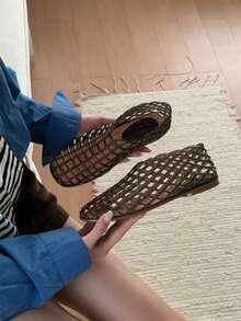 XIXITIAO 1 para sandałów z ażurową siateczką, wygodne płaskie buty z zamkniętymi palcami, oddychające, siateczkowe, wsuwane sandały na lato, idealne na wyprawy i wakacje - Czarne - Zobacz 10