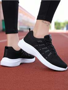 1 Pair Solid Color Sports Shoes, 2025 Spring/Autumn New Women's Black Lace-Up Sneakers, Round Toe Low-Top Thick Sole Non-Slip Running Shoes, Fashionable Breathable Thick Sole Road Running Shoes