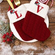 1 جورب عيد الميلاد مُحبك مع حرف أولي، جوارب عيد الميلاد المُحبكة بالحرف الأولي، جوارب عيد الميلاد، جورب أحمر معلق للأعياد للمدفأة، جوارب معلقة على المدفأة في عيد الميلاد باللون الأحمر البرغندي المُحبك، ديكورات عيد الميلاد، ديكور غرفة الشتاء، هدايا عيد الميلاد، ديكورات المنزل في عيد الميلاد