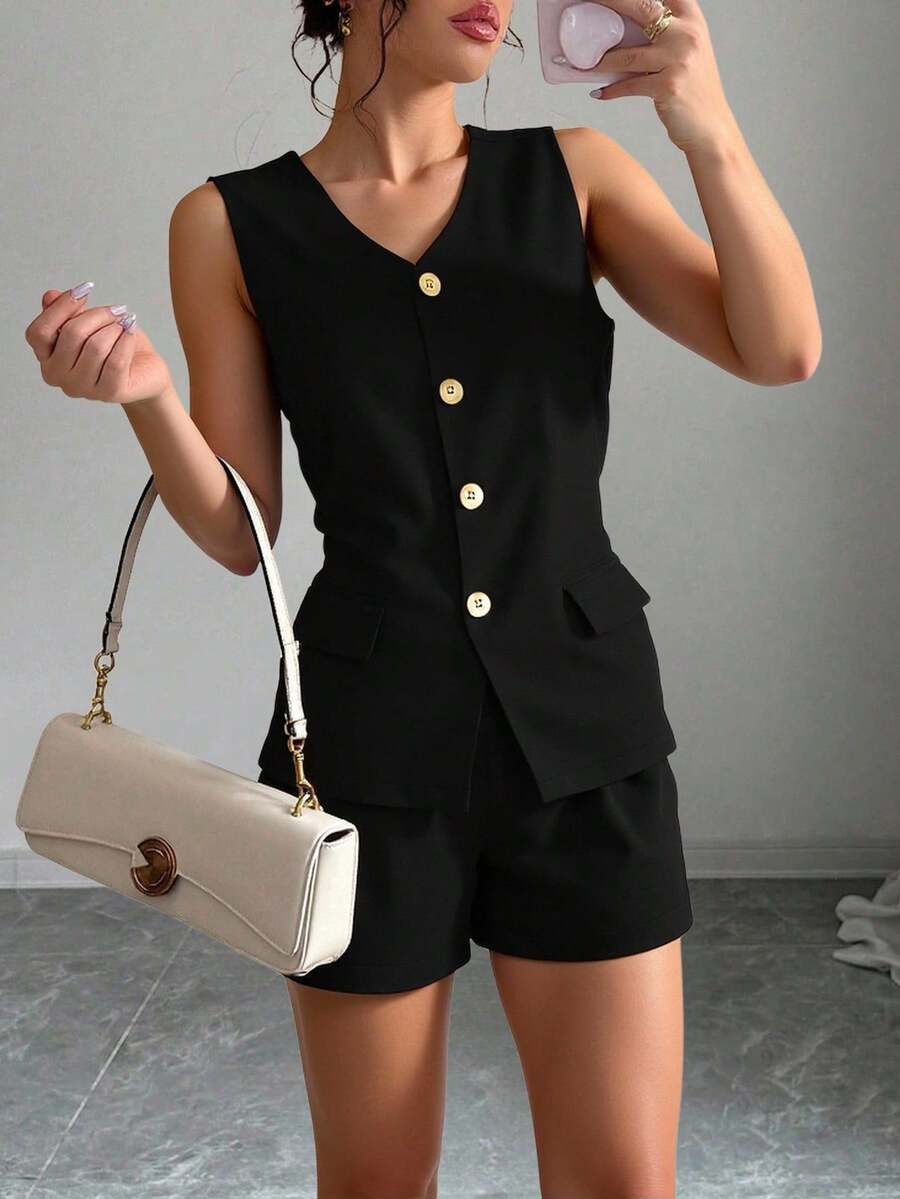 Conjunto está confeccionado en un tejido liso y ligero, chaleco sin mangas con escote en V, Un shorts de corte relajado y cómodo  Liso    Elegante  Casual    Bolsillo  Botón delantero  Botón    Oficina - Negro - Ver 1