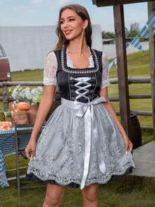巴伐利亚啤酒节女装 - 黑色撞色拼接吊带背心连衣裙，搭配蕾丝花边短上衣，腰带蕾丝围裙装饰，适合德国啤酒节/角色扮演