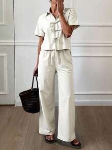 Conjunto está confeccionado en un tejido ligero y liso,  camisa de manga corta con cuello, pantalón de corte ancho con una cintura elástica y un cordón ajustable  Liso    Casual    Nudo  Botón delantero  Bolsillo    Casa  Oficina - Blanco - Ver 1