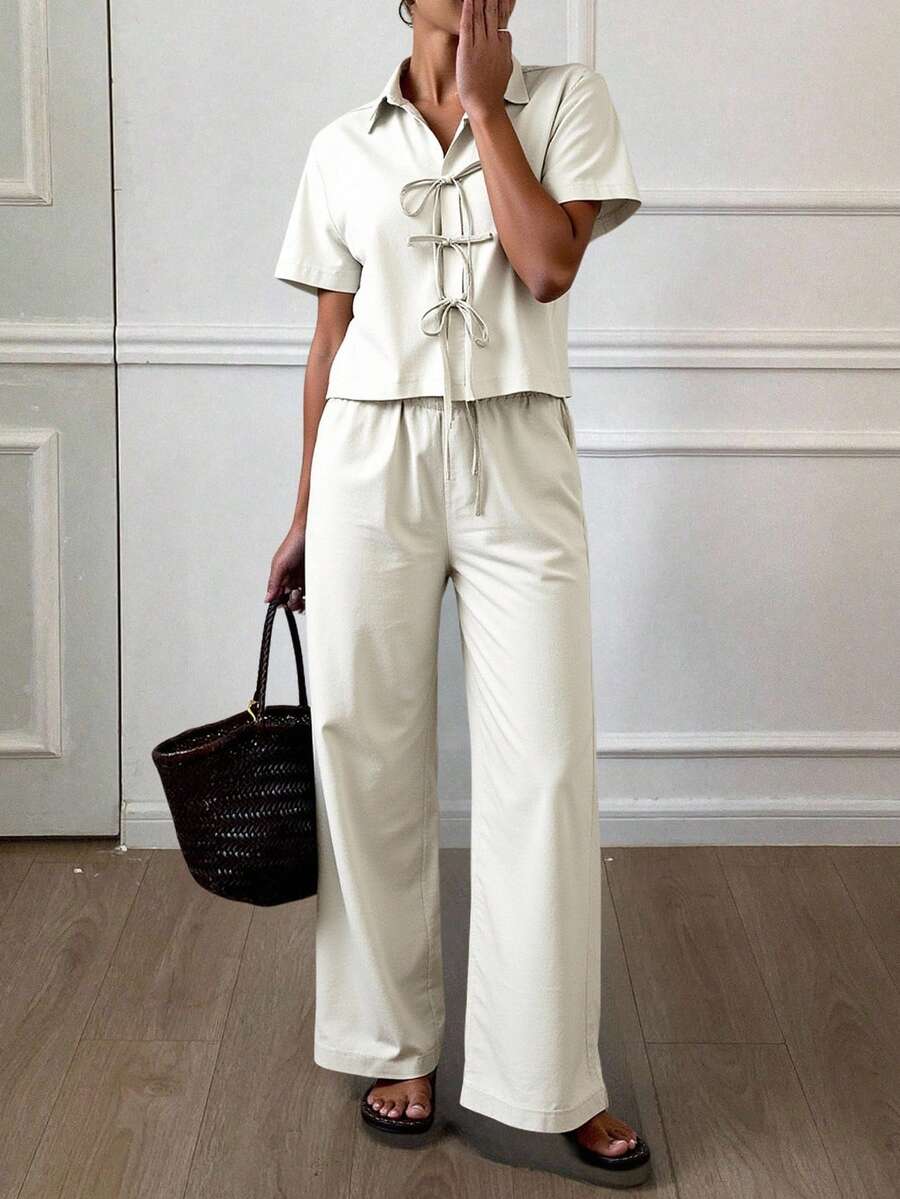 Conjunto está confeccionado en un tejido ligero y liso,  camisa de manga corta con cuello, pantalón de corte ancho con una cintura elástica y un cordón ajustable  Liso    Casual    Nudo  Botón delantero  Bolsillo    Casa  Oficina - Blanco - Ver 1