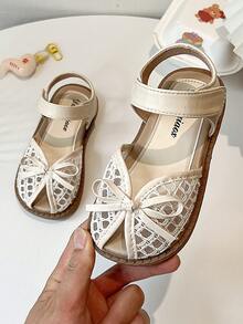 A Pair Of Summer Girls' Sandals. The Upper Is Made Of Leather And White Lace, With A Bow At The Toe And A Hook And Loop Strap Design For Easy Putting On And Taking Off. The Brown Sole Is Decorated With Patterns. The Overall Style Is Sweet And Cute, Suitable For Daily Wear By Children Aged 3 To 12. - Beige - View 3