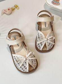 A Pair Of Summer Girls' Sandals. The Upper Is Made Of Leather And White Lace, With A Bow At The Toe And A Hook And Loop Strap Design For Easy Putting On And Taking Off. The Brown Sole Is Decorated With Patterns. The Overall Style Is Sweet And Cute, Suitable For Daily Wear By Children Aged 3 To 12. - Beige - View 6