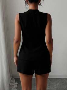 Conjunto está confeccionado en un tejido liso y ligero, chaleco sin mangas con escote en V, Un shorts de corte relajado y cómodo  Liso    Elegante  Casual    Bolsillo  Botón delantero  Botón    Oficina - Negro - Ver 3