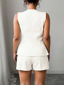 Conjunto está confeccionado en un tejido liso y ligero, chaleco sin mangas con escote en V, Un shorts de corte relajado y cómodo  Liso    Elegante  Casual    Bolsillo  Botón delantero  Botón    Oficina - Blanco - Ver 3