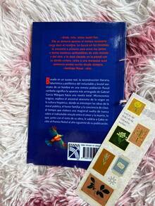 Crónica de una muerte anunciada novela clásica Crónica de una muerte anunciada edición libro tapa rústica o tapa dura libro en español narrativa latinoamericana autor reconocido ideal para bibliotecas lectura escolar club de lectura regalo coleccionistas literatura contemporánea - Libro único - Ver 2