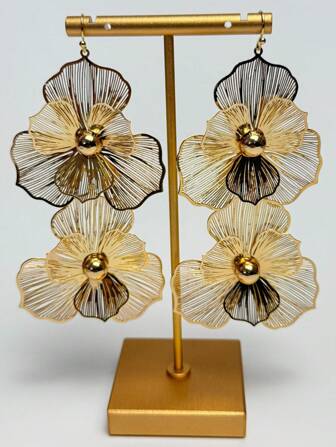 1 Pair Fashionable Gold Double-Layer Floral Earrings, Exaggerated Design Long Multilayer Flower Drop Earrings For Women, Suitable For Daily Wear. Please Note That There May Be Slight Color Difference Between The Actual Product And The Image.