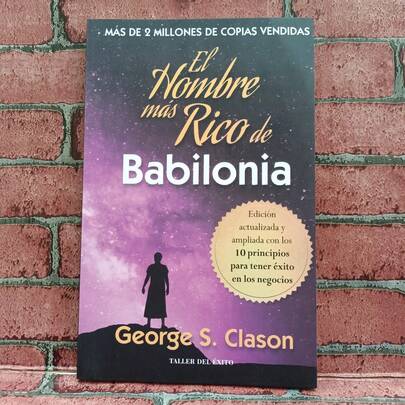 El hombre más rico de Babilonia de George Samuel Clason. Un clásico moderno en materia de ahorro y planificación financiera. Describe las claves para adquirir, mantener y reproducir el dinero, en un lenguaje sencillo, informativo y motivador.