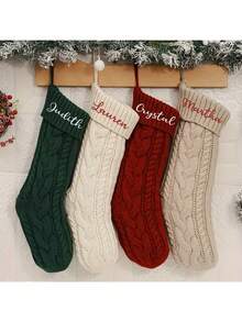 جورب عيد الميلاد - حرف العائلة مصنوع بالتريكو لديكور العطلات، أبيض مع تفاصيل باللون الأحمر والأخضر، متين للاستخدام الداخلي/الخارجي، هدية عيد الميلاد الفريدة، حامل جورب، جورب ديكور عيد الميلاد، ديكور منزلي للعطلات، تصميم محبوك منسوج