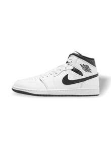 Giày thể thao Air Jordan 1 Mid dành cho nam có thiết kế cổ cao bằng da, đế trong êm ái, hỗ trợ tốt, các chi tiết phối màu cổ điển và đế ngoài bằng cao su chống trượt. Lý tưởng cho hoạt động thể thao mùa hè, thường ngày, phong cách đường phố, đi bộ, tập gym và đi làm với hai màu trắng và đen vượt thời gian. - Đen và trắng - Xem 1