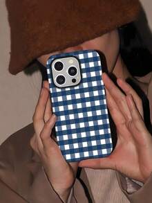 Teléfono móvil de 1 pieza a cuadros, diseñado con un patrón de cuadros clásico y una elegante combinación de colores azul marino, adecuado para los modelos de phone 16, 15, 14, 13, 12 y 11 Pro, hecho de material de TPU y resistente a los golpes. Familia, amigos, niños, cumpleaños, primavera, vacaciones, novios, novias y regalos del día de San Valentín. - Blanco - Ver 4