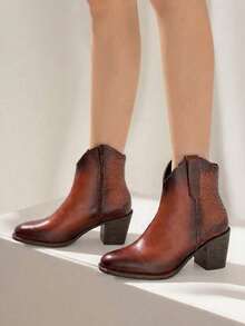 Botines café para mujer de estilo western con diseño artesanal y acabado vintage – Botines de moda con tacón medio ancho, punta y textura peluda en el talón – Calzado elegante y cómodo con cierre lateral, suela antiderrapante y plantilla acolchada – Estilo cowboy chic ideal para otoño e invierno – Botines versátiles que combinan con jeans, vestidos, faldas o looks boho, urbanos y vintage – Hechos en México, atemporales y sofisticados Figuras Cowboy Tela Cremallera lateral Botin Bota Calzado de muer Vacaciones Todas - Camel - Ver 3