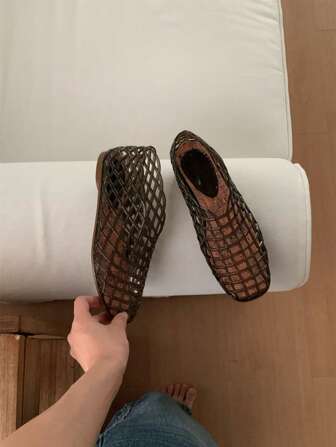 XIXITIAO 1 Pair Hollow Mesh Jelly Sandals, Comfortable Closed Toe Flat Shoes, Breathable Slip-On Casual Sandals For Summer Outdoor & Vacation Wear