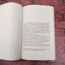 Indigno de ser humano de Osamu Dazai, Novela de culto que ofrece una visión penetrante de la condición humana, explorando temas como la alienación, el sufrimiento y la búsqueda de significado en un mundo despiadado. - Libro único - Ver 4