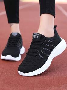1 Pair Solid Color Sports Shoes, 2025 Spring/Autumn New Women's Black Lace-Up Sneakers, Round Toe Low-Top Thick Sole Non-Slip Running Shoes, Fashionable Breathable Thick Sole Road Running Shoes