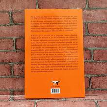 Indigno de ser humano de Osamu Dazai, Novela de culto que ofrece una visión penetrante de la condición humana, explorando temas como la alienación, el sufrimiento y la búsqueda de significado en un mundo despiadado. - Libro único - Ver 2