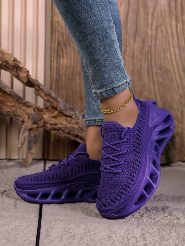 Chaussures de sport décontractées, légères, respirantes et confortables pour femmes. Lacets simples, style classique indispensable pour les tenues casual.