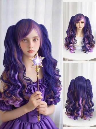 Lolita, una popular chica de cosplay de anime con cabello largo y rizado, tiene dos coletas y una peluca con un broche con forma de boca de tigre