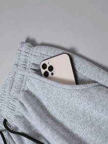 男士休闲跑步裤，配有可调节抽绳、侧袋和品牌标识贴片，适合健身、慢跑、训练和休闲穿着。 - 淺灰色 - 查看 5