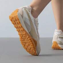 Puma أحذية رياضية خفيفة الوزن بتصميم بتشوورك ثماني الأرجل للجنسين - أبيض برتقالي - مشاهدة 3