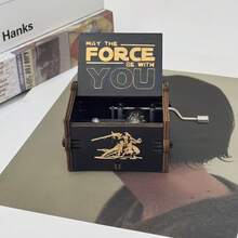 StarWars Stern Wars Holz-Geschnitzte Spieluhr, Holz-Samurai-Schnitzerei, bemalte Spieluhr, Geschenk zum Kindertag, Anime-Zubehör, Fan-Gedenkgeschenk, Geschenk für Tochter, Sohn, Freund, Klassenkameraden, Geburtstagsgeschenk, exquisites Geschenk, Heimdekoration, Raumdekoration, Partydekoration, kleines Hängegeschenk, Spieluhr, Halloween, Weihnachtsgeschenk