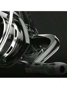 Carrete de  y equipo de pesca. Su estructura de copa de alambre metálico de alta velocidad está equipada con un mecanismo de engranajes de precisión que proporciona una liberación suave de la línea y un potente control de freno. La carcasa exterior está hecha de material anticorrosivo, impermeable y resistente al desgaste, duradero y resistente a la deformación. Es compatible con cañas de pescar de carbono, cañas de pescar de fibra de vidrio, cañas telescópicas multisección y otras combinaciones de aparejos de pesca. Permite lances a larga distancia y un control preciso del retorno de la línea. Es ideal para ríos, lagos, embalses, presas, costas, puertos y otras zonas de pesca de agua dulce y salada. Ideal para la pesca de carpas, carpín, pez mandarín, lubina, pez negro, bagre, corvina amarilla pequeña, lucio, sable, pulpo y otros peces. Es una opción ideal para pescadores principiantes, experimentados, aficionados a la pesca de camping autónomos, aficionados a la pesca marítima