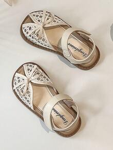 A Pair Of Summer Girls' Sandals. The Upper Is Made Of Leather And White Lace, With A Bow At The Toe And A Hook And Loop Strap Design For Easy Putting On And Taking Off. The Brown Sole Is Decorated With Patterns. The Overall Style Is Sweet And Cute, Suitable For Daily Wear By Children Aged 3 To 12. - Beige - View 8