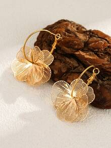 2pcs Alluring Gold-Plated Hollow Flower Wreath Earrings, Elegant Golden Flower Stud Earrings Perfect For Bridesmaids And Everyday Wear - Multicolor - View 3