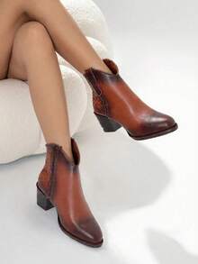 Botines café para mujer de estilo western con diseño artesanal y acabado vintage – Botines de moda con tacón medio ancho, punta y textura peluda en el talón – Calzado elegante y cómodo con cierre lateral, suela antiderrapante y plantilla acolchada – Estilo cowboy chic ideal para otoño e invierno – Botines versátiles que combinan con jeans, vestidos, faldas o looks boho, urbanos y vintage – Hechos en México, atemporales y sofisticados Figuras Cowboy Tela Cremallera lateral Botin Bota Calzado de muer Vacaciones Todas - Camel - Ver 1